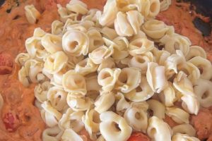 Tortellini met tomaten roomsaus stap 6