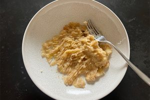 Bananencake met stukjes chocolade stap 1