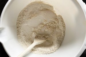 Bananencake met stukjes chocolade stap 2