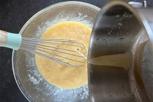 Bananencake met stukjes chocolade stap 3