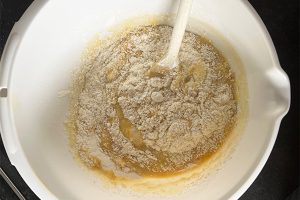 Bananencake met stukjes chocolade stap 4