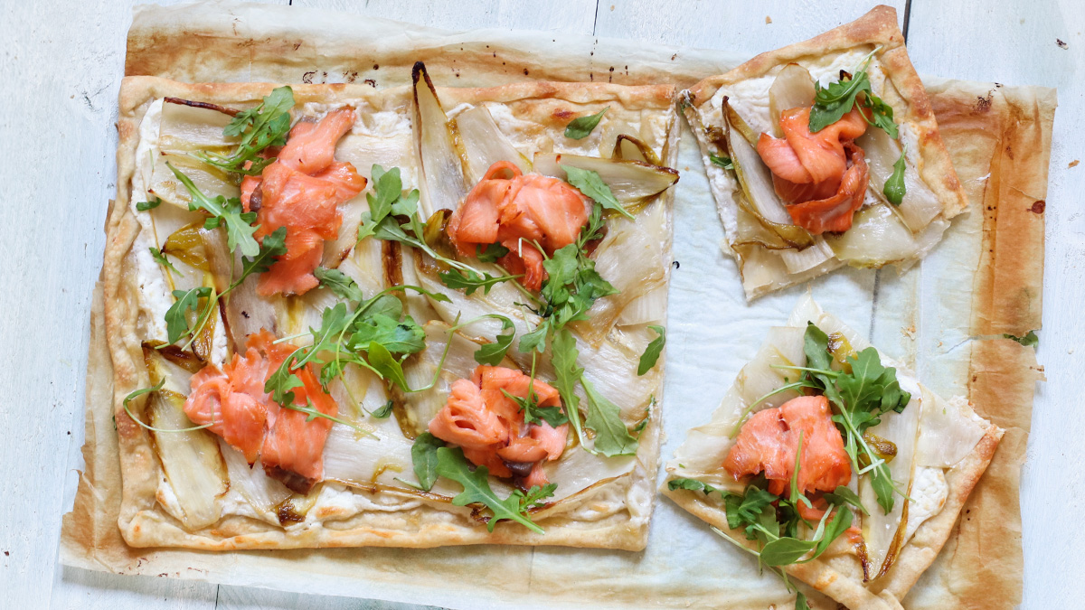Plaattaart met witlof en gerookte zalm