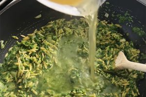 Orzo met spinazie en tomaatjes stap 4