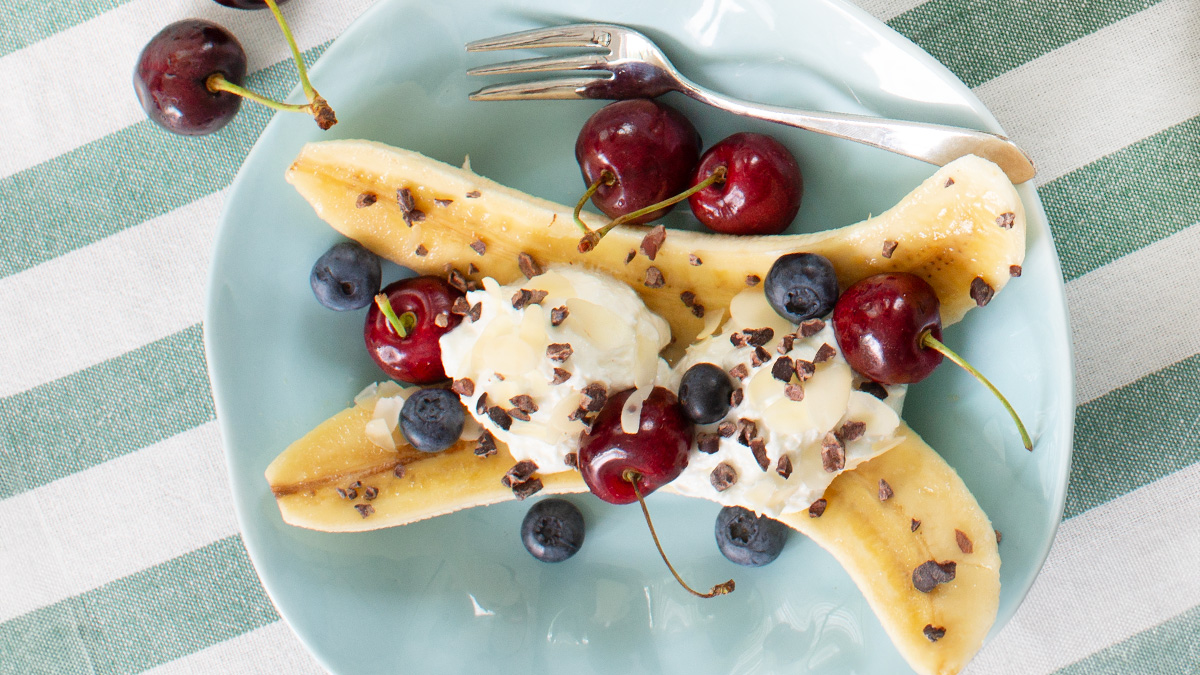 Ontbijt bananensplit met Griekse yoghurt