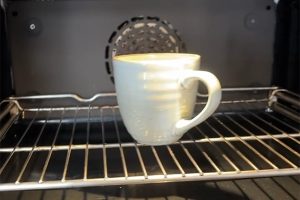chocolade mugcake met oreo stap 3