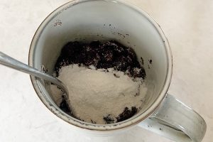 chocolade mugcake met oreo stap 2