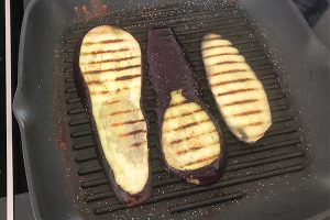 Aubergine rolletjes uit de oven stap 1