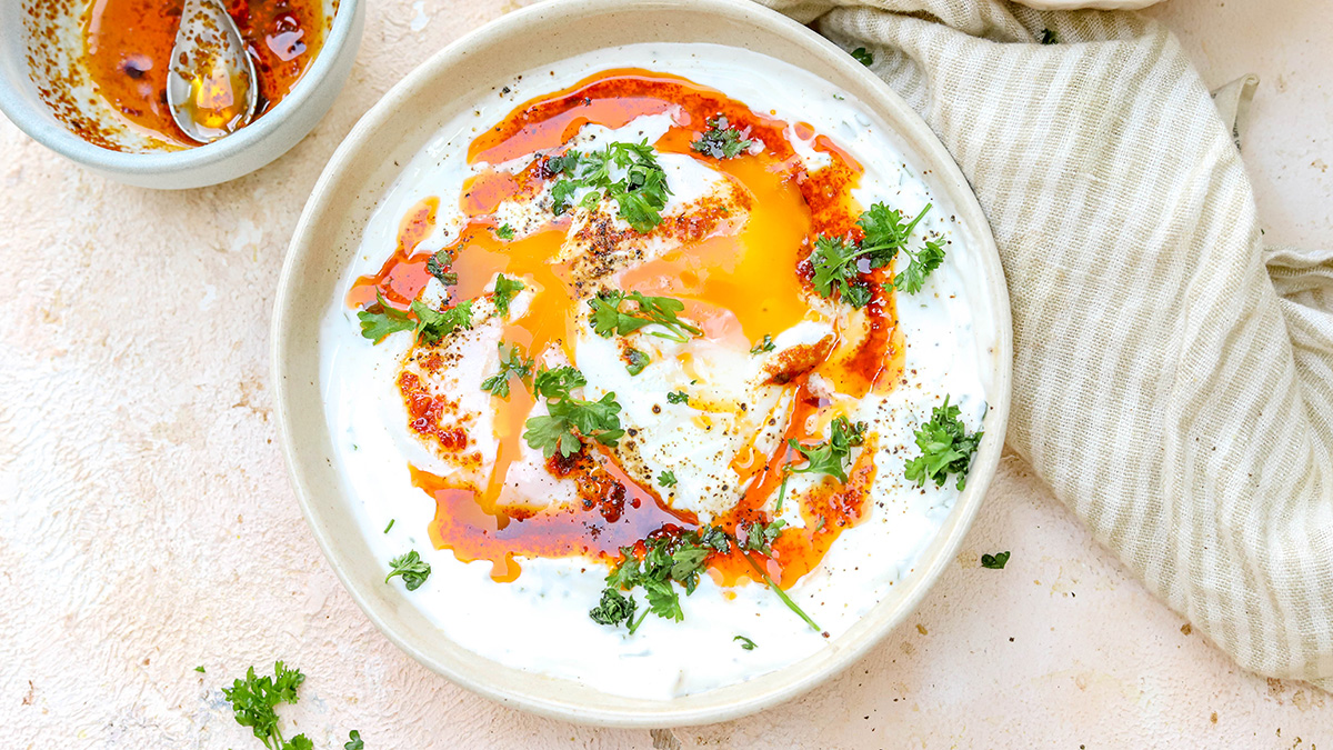Cilbir recept (Turkse eieren in yoghurt)