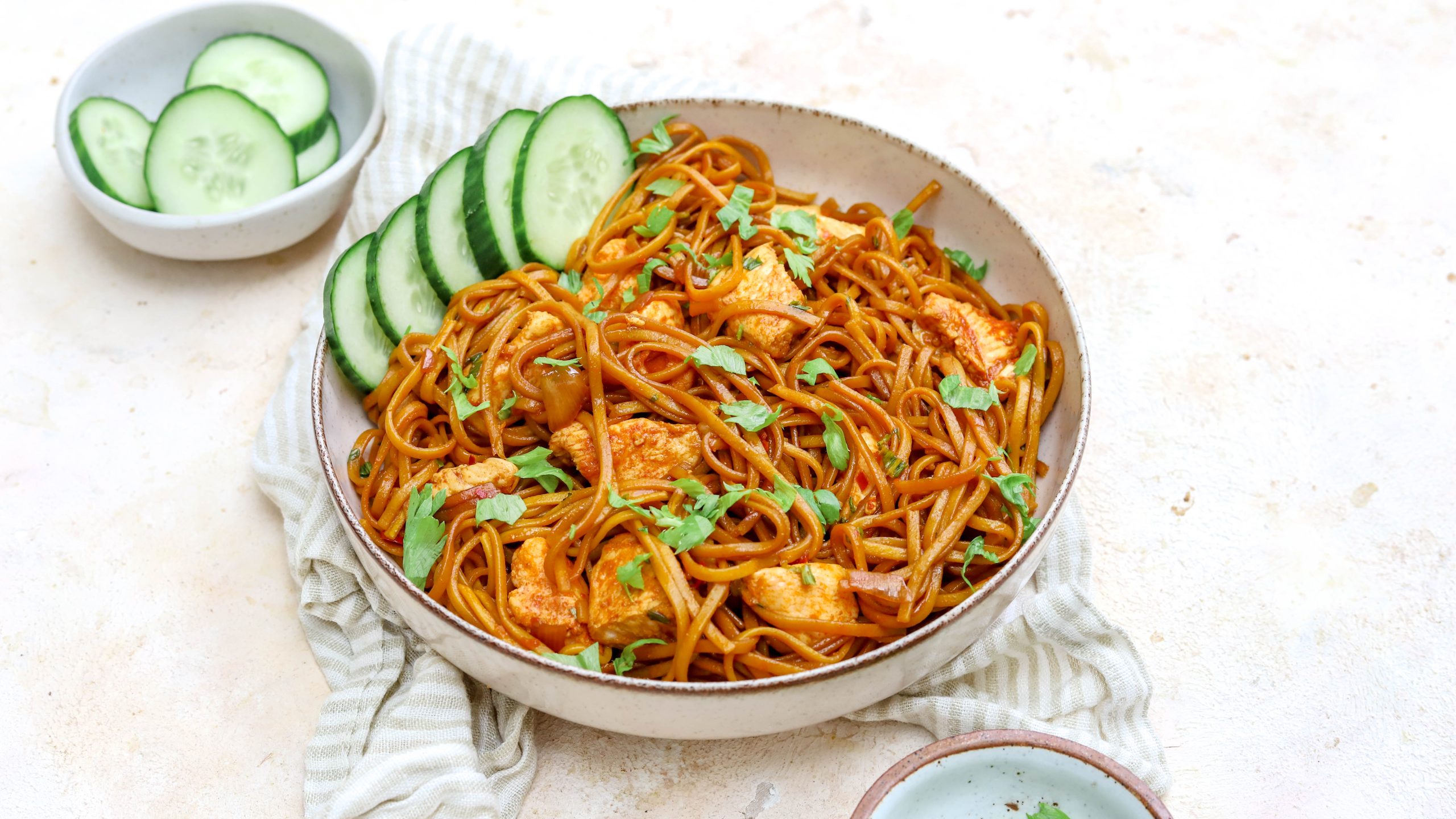 Surinaamse bami met komkommer