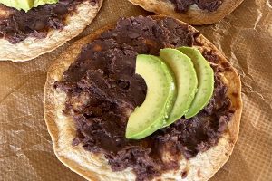 tostada met avocado stap 2