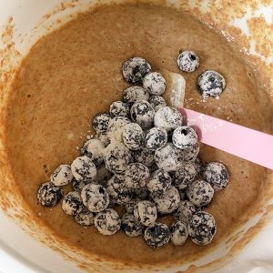 Bananenbrood met blauwe bessen stap 2 bessen door beslag