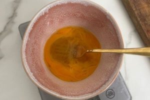 havermout pannenkoeken maken stap 1 - klop de de eieren los met maple syrup