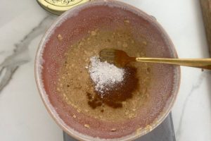 havermout pannenkoeken maken stap 2 - Voeg havermout, havermeel, bakpoeder en kaneel aan toe en meng dit