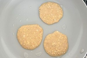 havermout pannenkoeken maken stap 3 - bak de pannenkoekjes goedbruin