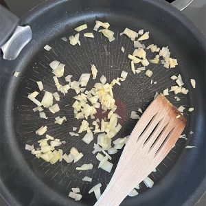 pasta rode saus stap 1