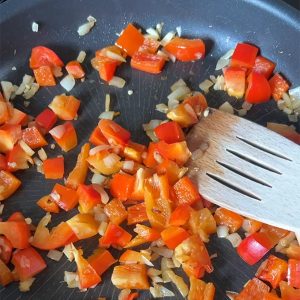 pasta rode saus stap 2