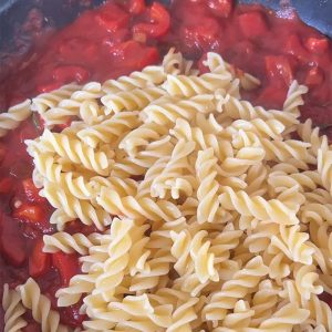 pasta rode saus stap 3