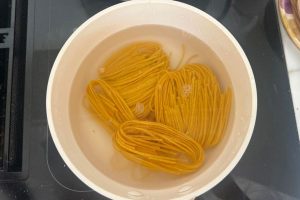 surinaamse bami met komkommer stap 1