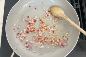 surinaamse bami met komkommer stap 2