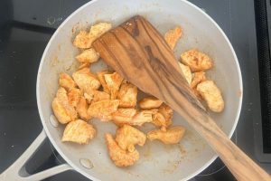 surinaamse bami met komkommer stap 3