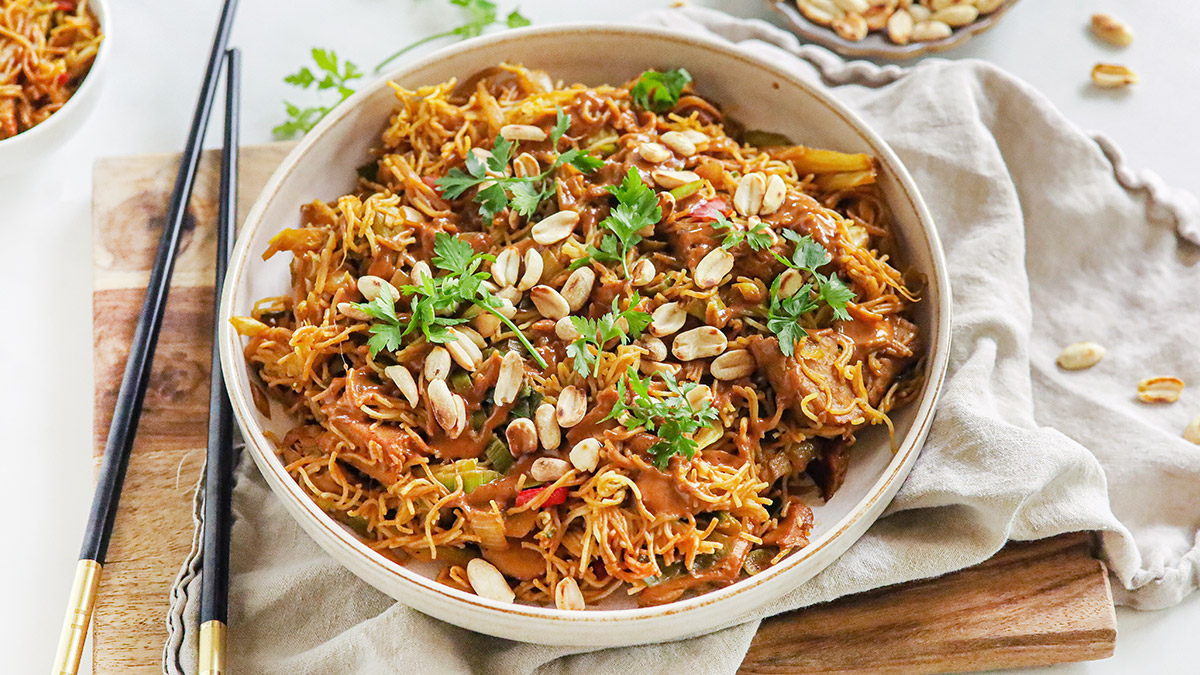 Mihoen Goreng met satésaus