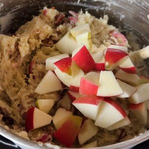 Zuurkool met appel en brie stap 4