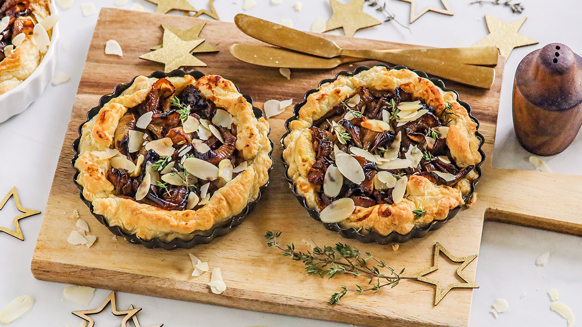 Gekarameliseerde uientaartjes met bladerdeeg