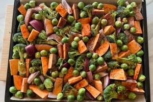 Spruitjes traybake met zoete aardappel, broccoli en rode ui