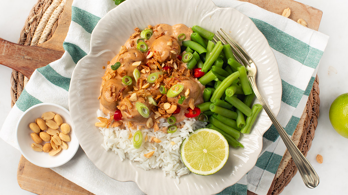 Balletjes met pittige pindasaus