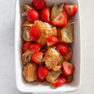 croissant-broodpudding-03Croissant broodpudding met fruit stap 3