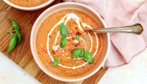 Geroosterde tomatensoep vers bereid