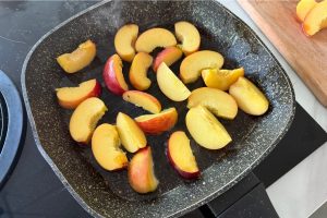 Yoghurt met gebakken perzik en granola stap 1