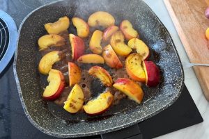 Yoghurt met gebakken perzik en granola stap 2