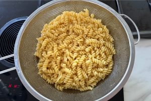 Vegan pastasalade met groenten stap 1