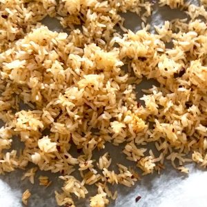 Krokante rijst salade met crispy chili oil stap 1