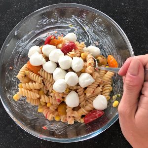 Koude pastasalade met tomaatjes: snel en fris recept stap 2