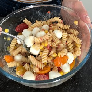 Koude pastasalade met tomaatjes: snel en fris recept stap 3