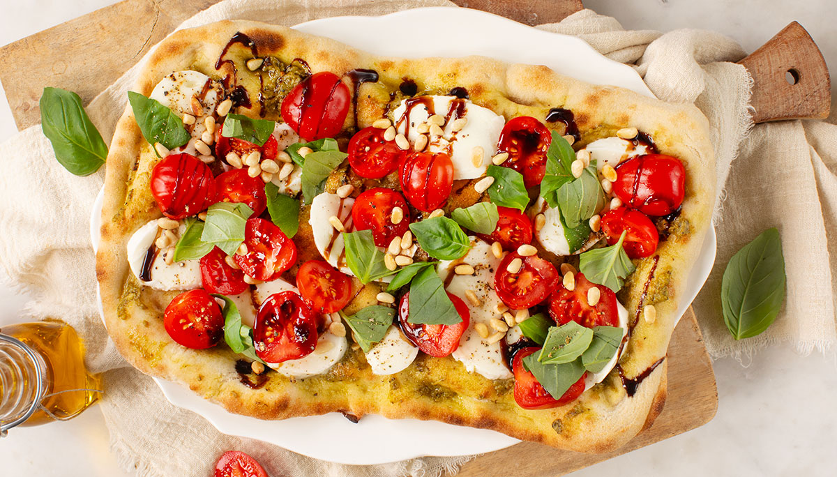 Pinsa caprese met tomaat en mozzarella
