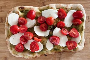  Pinsa caprese met tomaat en mozzarella stap 2
