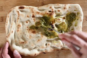  Pinsa caprese met tomaat en mozzarella stap 3