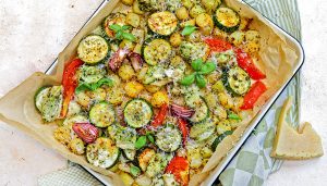 Makkelijke traybake met kip en pesto