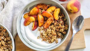 Zomers yoghurt ontbijt met perzik en granola