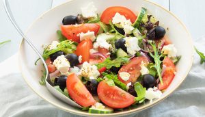 Griekse salade met feta, tomaat en zwarte olijven