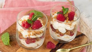 Mascarpone toetje met frambozen en haverkoekjes