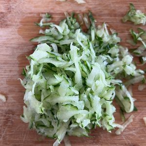 Raita recept frisse Indiase yoghurt dip stap 1