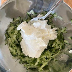 Raita recept frisse Indiase yoghurt dip stap 2