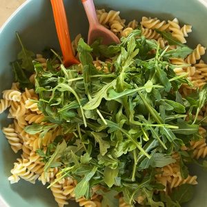 Italiaanse pastasalade met pesto stap 1