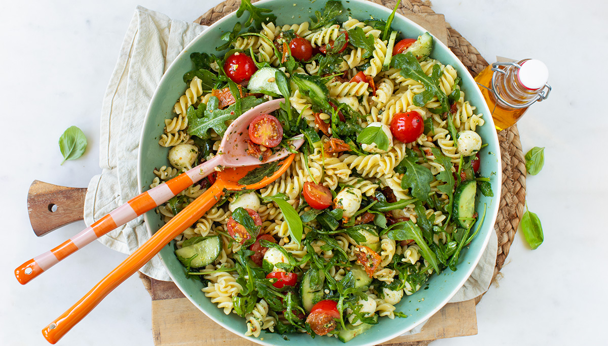 Italiaanse pastasalade met pesto