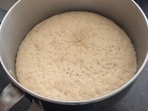 Pizzadeeg maken: makkelijk basisrecept stap 2