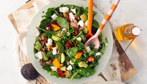 Kleurrijke spinazie salade met geitenkaas